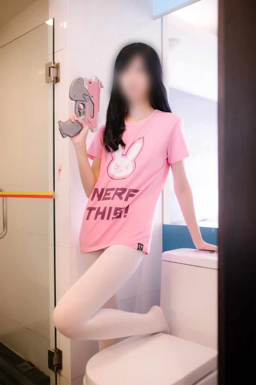 卡哇伊的粉衣玩枪少女