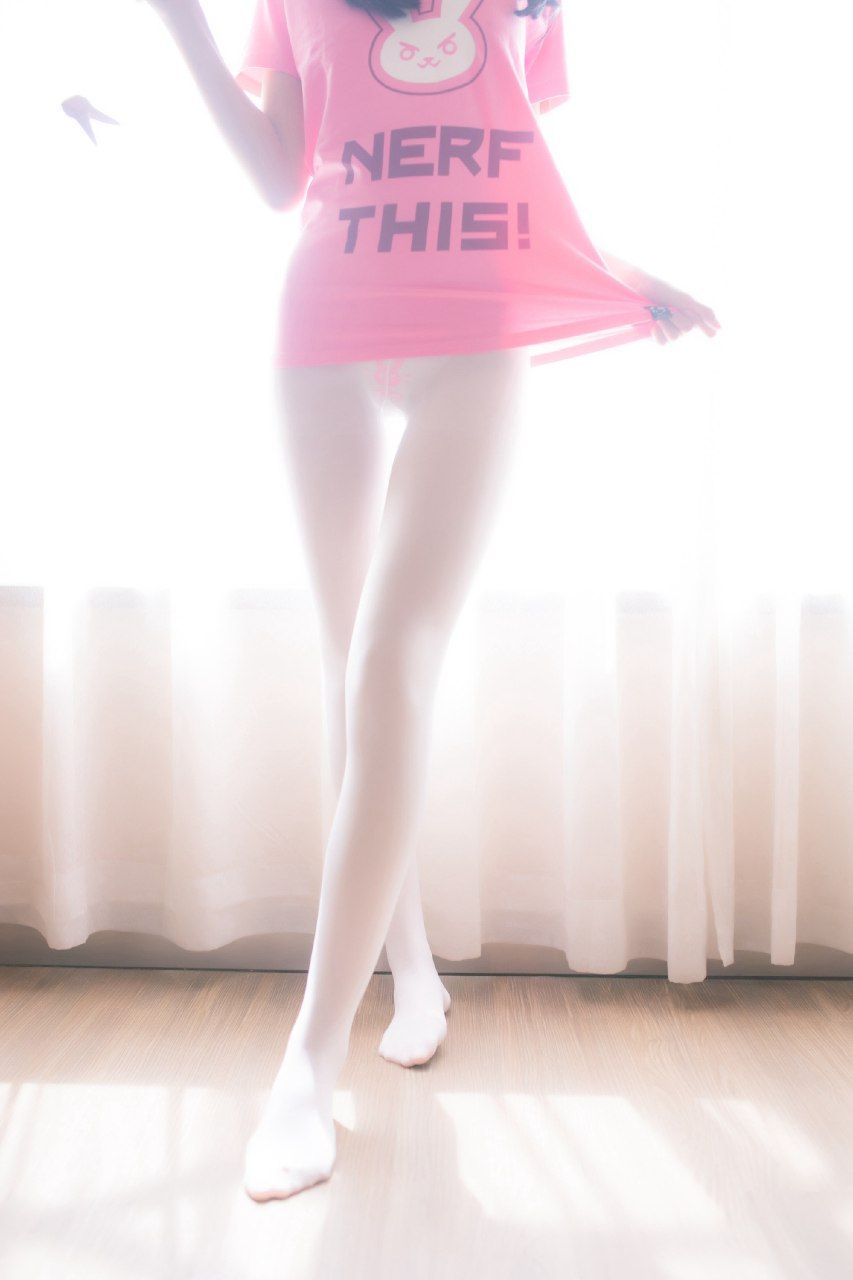 卡哇伊的粉衣玩枪少女