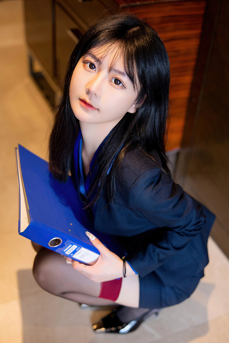 清纯美女谢小蒽OL短裙装扮非常养眼
