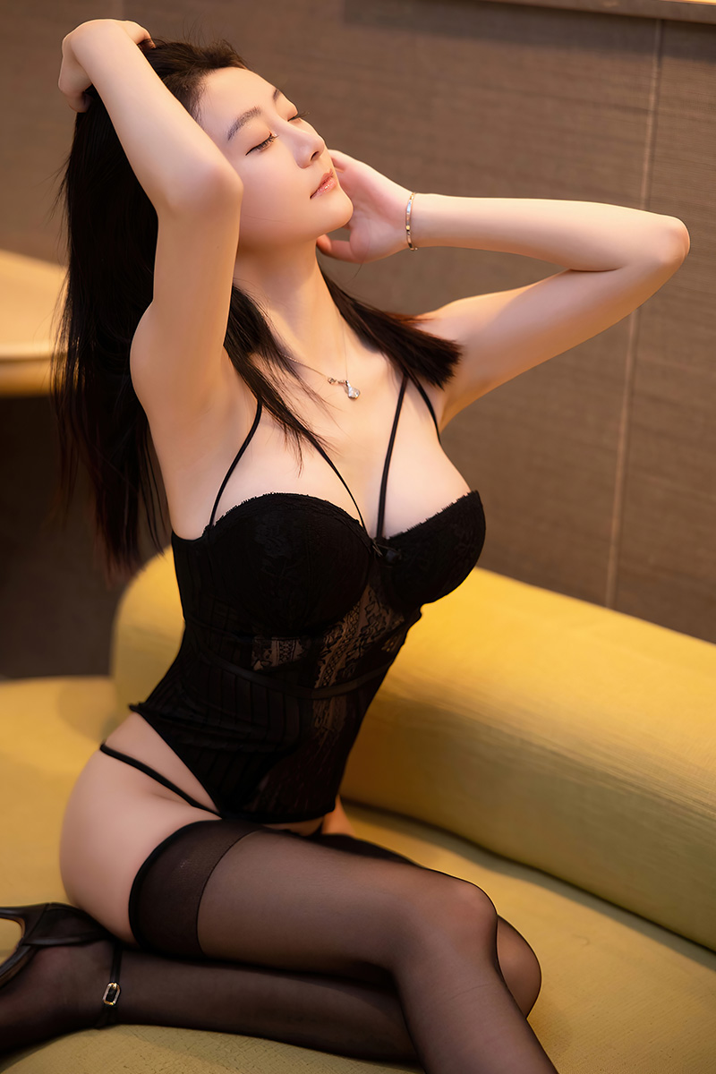 清纯美女谢小蒽OL短裙装扮非常养眼