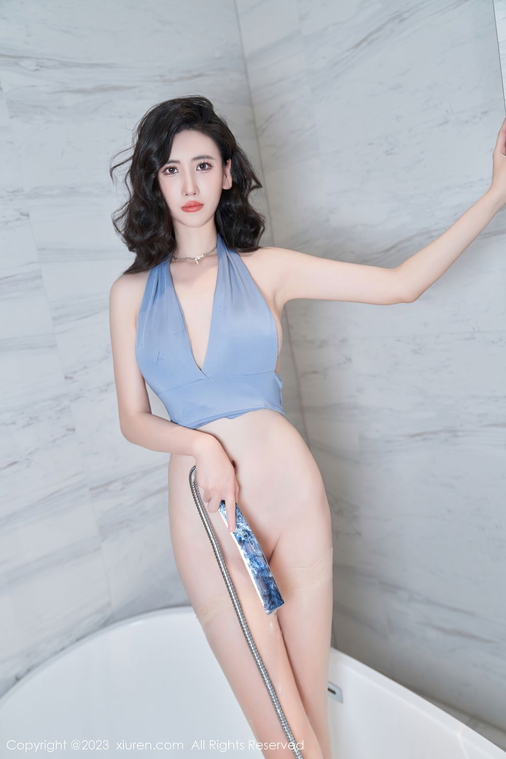 泳衣有特点故意漏大胸