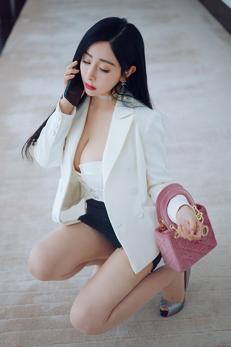 性感美女允爾球球真大呼之欲出