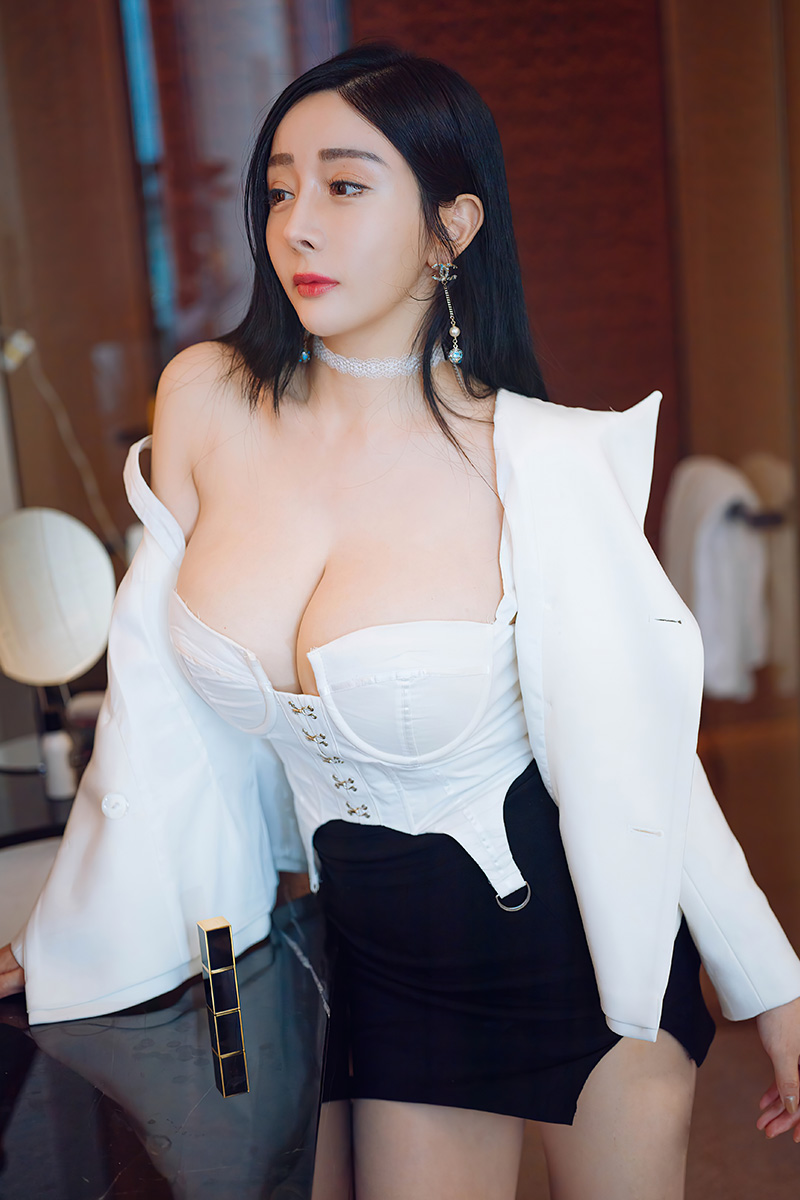 性感美女允爾球球真大呼之欲出