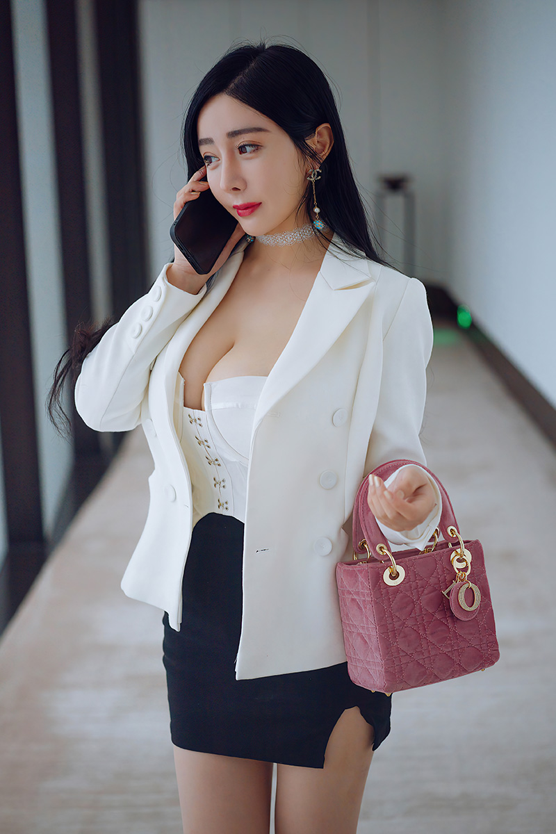 性感美女允爾球球真大呼之欲出