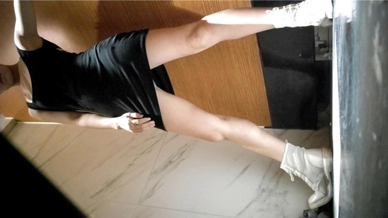 商场女厕全景偷拍连衣裙美女的微毛小嫩鲍