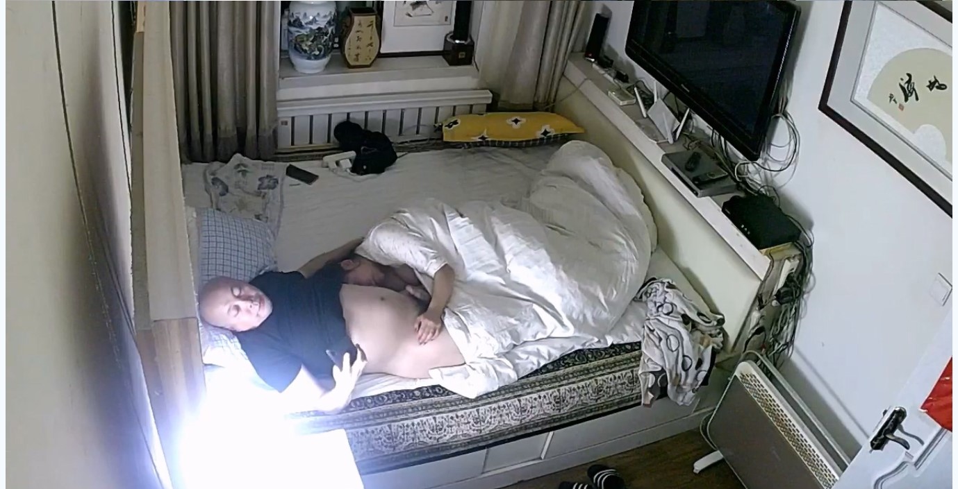 【家庭摄像头】超级父女乱伦  女儿回娘家后续-清晰对话”跟你妈的不一样“