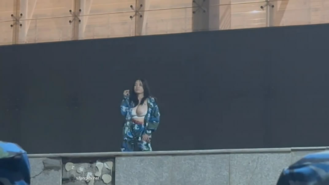 新大瓜 某高校军训新生舞蹈才艺表演 身材很有料的学妹故意把 大奶子蹦出来，我草弄得台下一片哗然
