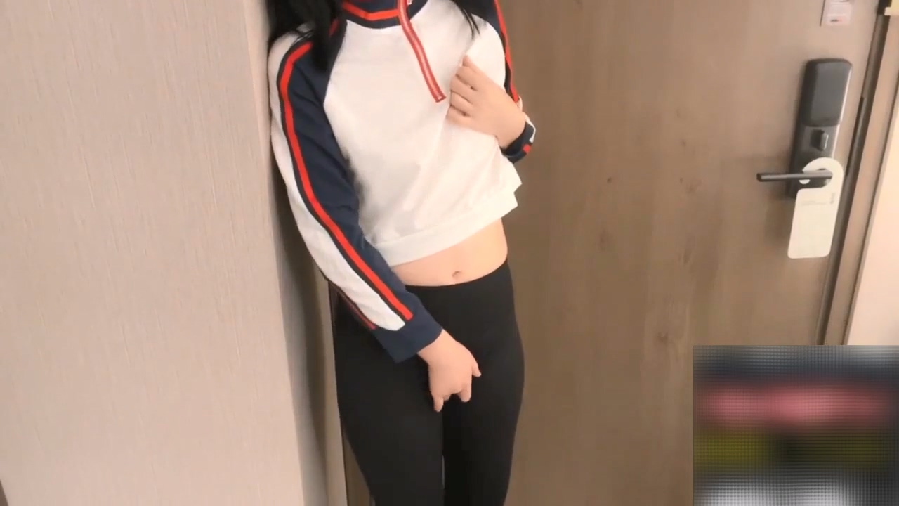 非常喜欢健身的舞蹈系小可爱学妹 白白嫩嫩的奶油肌肤 紧实翘挺的美乳小丰臀 浑身上下透漏出青春的气息