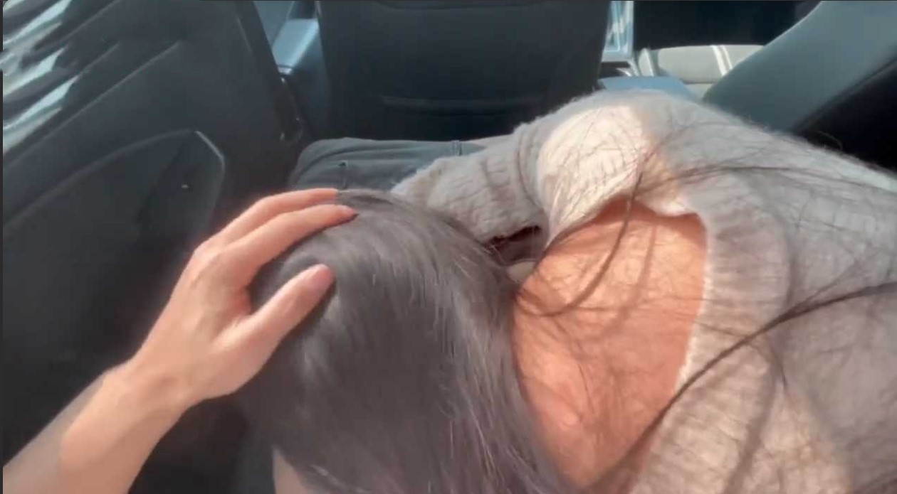 我和财务在车震～工地前和女财务激情车震 叫声直接把门卫大爷整懵逼了！