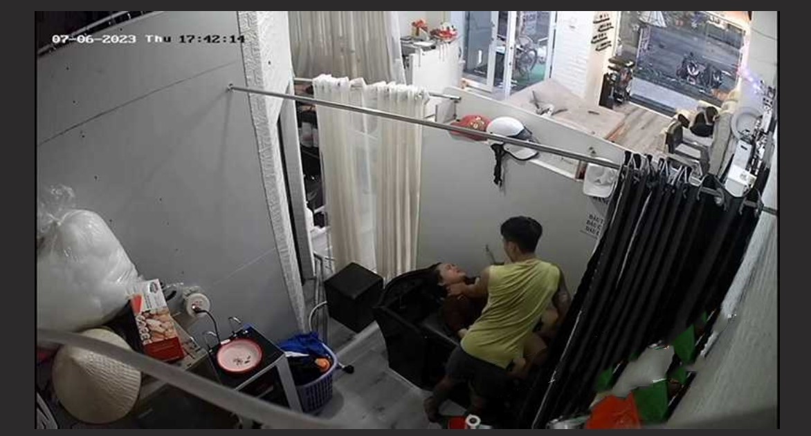 真实监控偷拍！欲姐少妇去发廊洗头 被小鲜肉掐着脖子抠逼舔穴 高潮捂住嘴巴不敢叫出声！