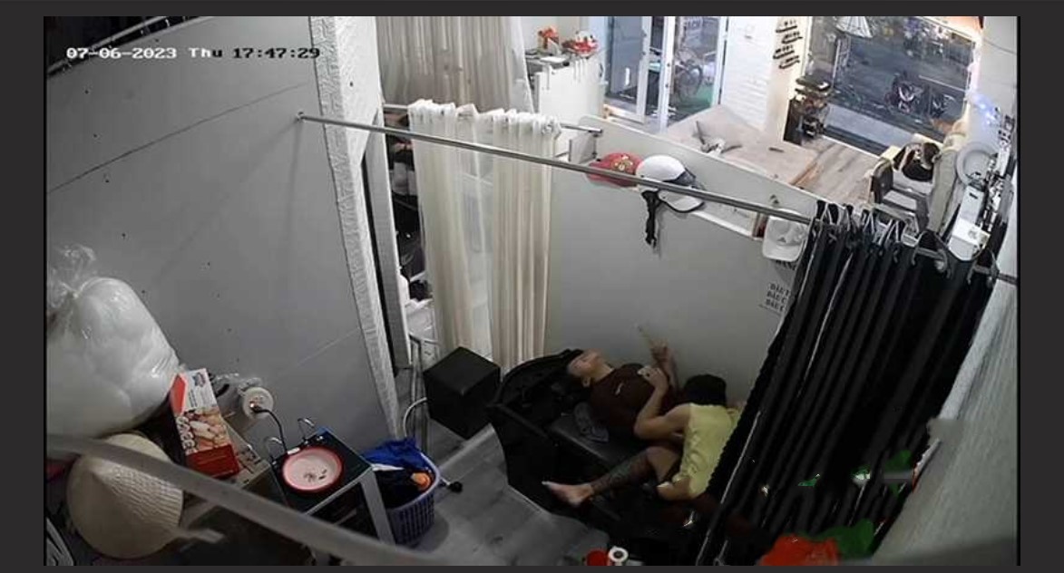 真实监控偷拍！欲姐少妇去发廊洗头 被小鲜肉掐着脖子抠逼舔穴 高潮捂住嘴巴不敢叫出声！