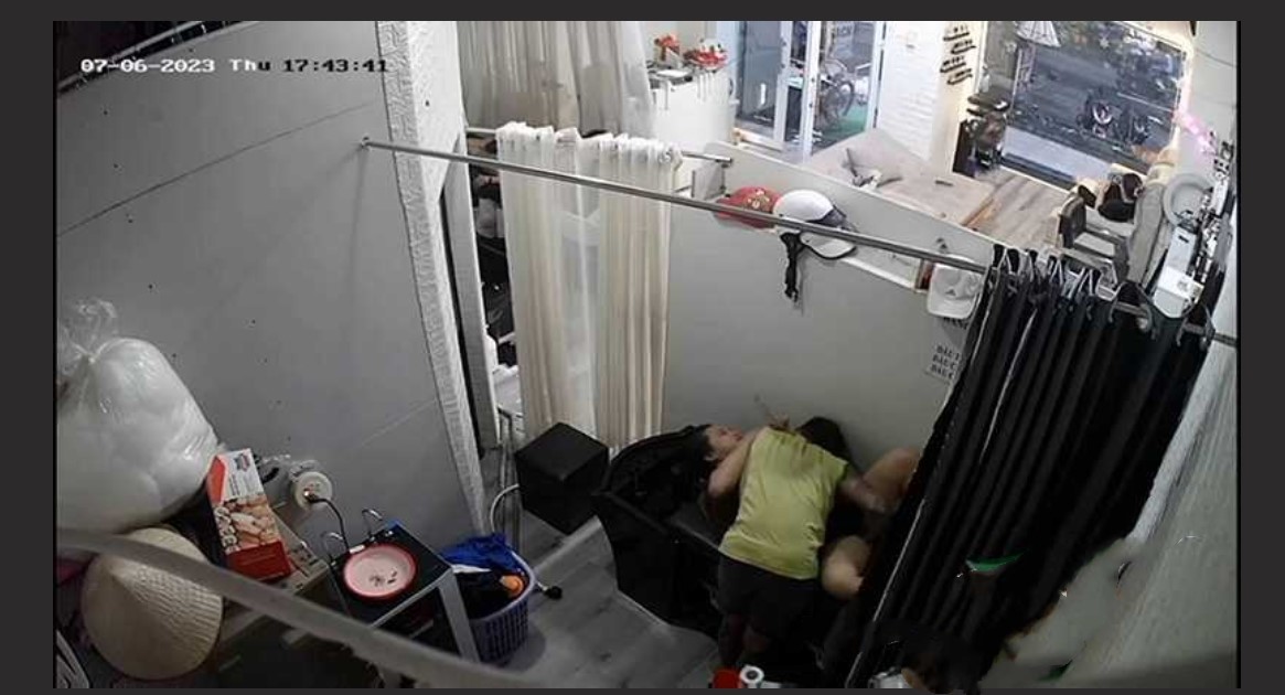 真实监控偷拍！欲姐少妇去发廊洗头 被小鲜肉掐着脖子抠逼舔穴 高潮捂住嘴巴不敢叫出声！