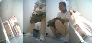 潜入商场女厕独占坑位偷拍多位少女少妇方便，逼脸同框，有个妹子貌似在自摸