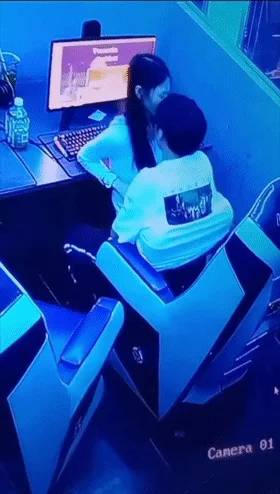 【门事件】小情侣在网吧内艹逼❤️趁年轻一定要多搞对象多操逼，因为青春真的很短暂兄弟们！