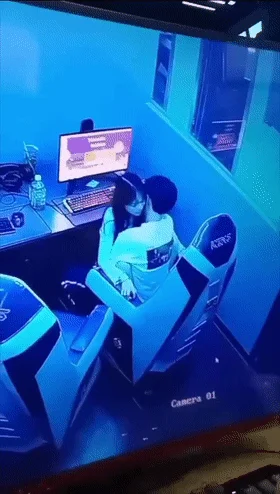 【门事件】小情侣在网吧内艹逼❤️趁年轻一定要多搞对象多操逼，因为青春真的很短暂兄弟们！