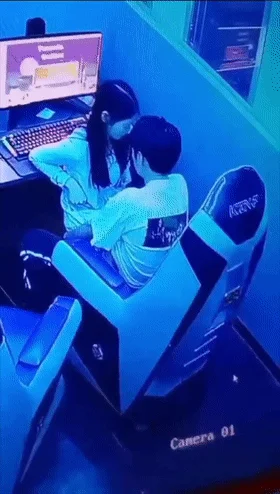 【门事件】小情侣在网吧内艹逼❤️趁年轻一定要多搞对象多操逼，因为青春真的很短暂兄弟们！