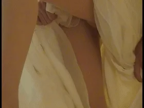 唐嫣早期拍摄时尚芭莎广告被摄影师偷拍下体，极品白虎嫩逼！ 黑白丝袜写真 中间穿婚纱时没穿内裤被摄