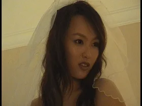 唐嫣早期拍摄时尚芭莎广告被摄影师偷拍下体，极品白虎嫩逼！ 黑白丝袜写真 中间穿婚纱时没穿内裤被摄