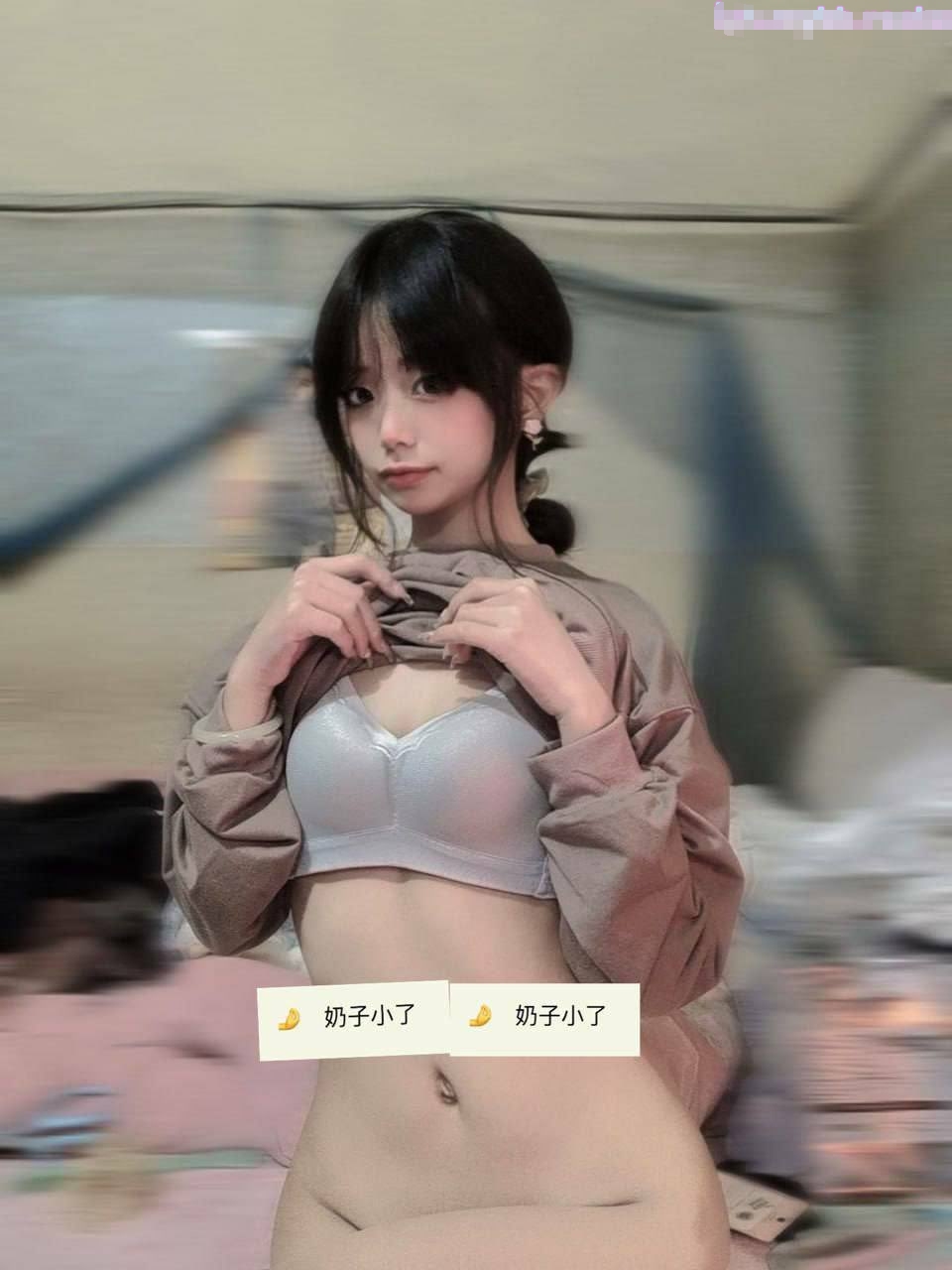 ❤️白瘦小萝莉❤️“想上厕所” “在这尿吧” 05高中反差萝莉， 无套后入嫩白屁股。