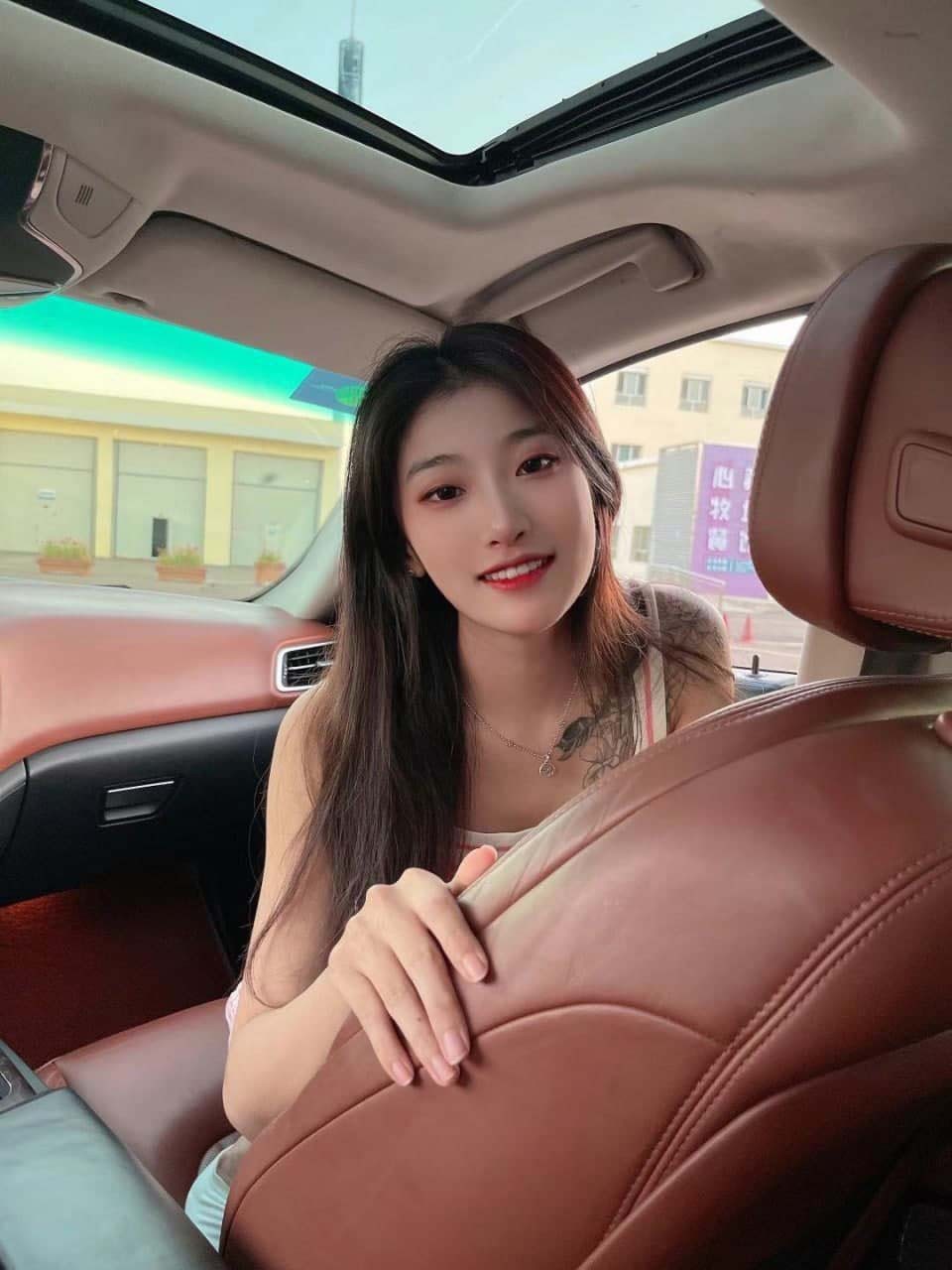 妻子出去约炮，然后和你语音或者直接打视频，有尝试过吗？喜欢老婆被操得不满足的时候疯狂求我草她让她爽