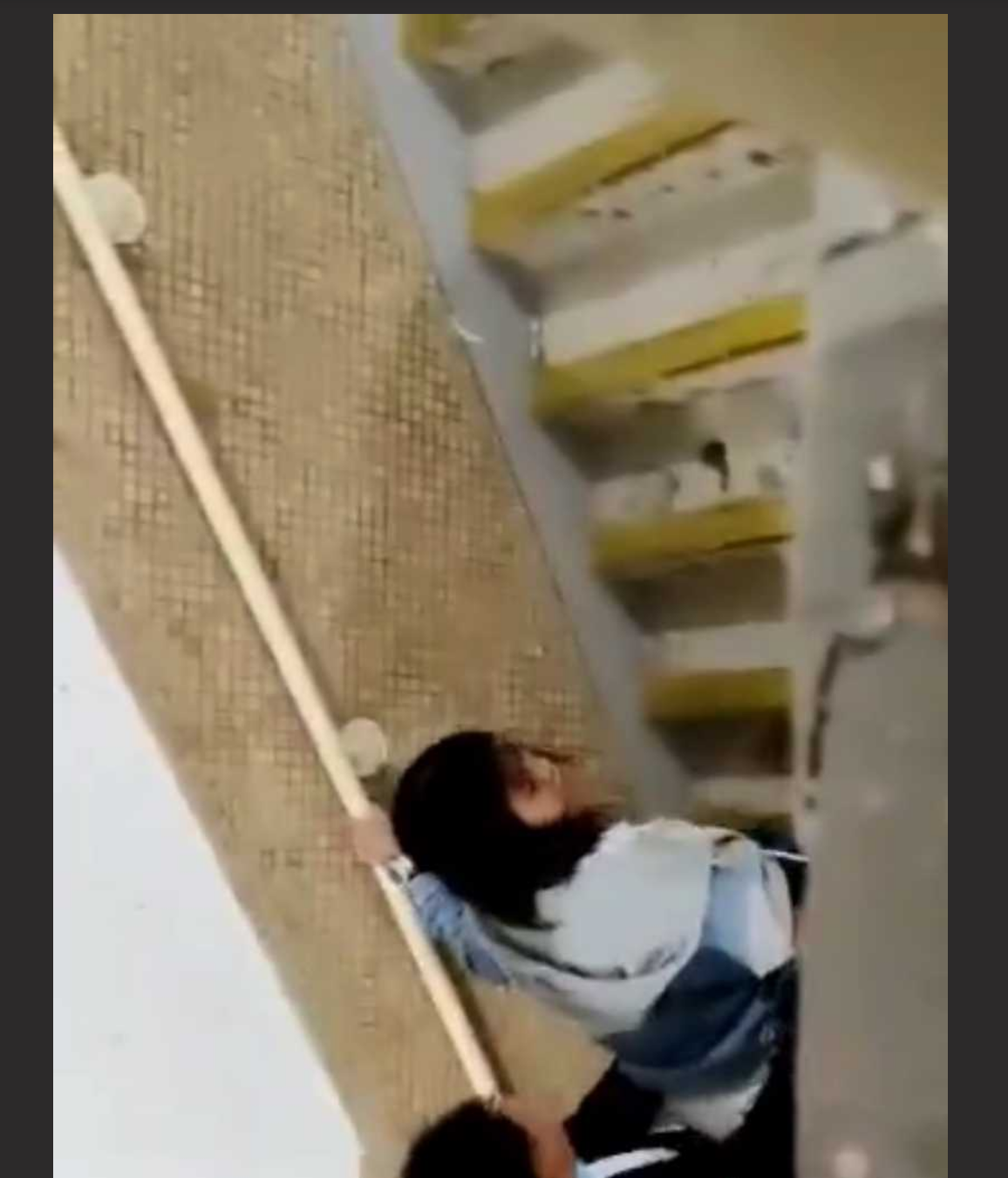 『现在的年轻人真大胆！！！楼梯间干柴烈火后入啪啪啪』好心大叔偷拍 记录曝光全过程！！！