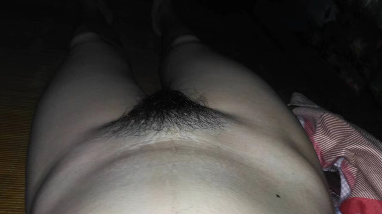 那些单身的夜里,还好有你阴毛浓密骚味十足的黑逼