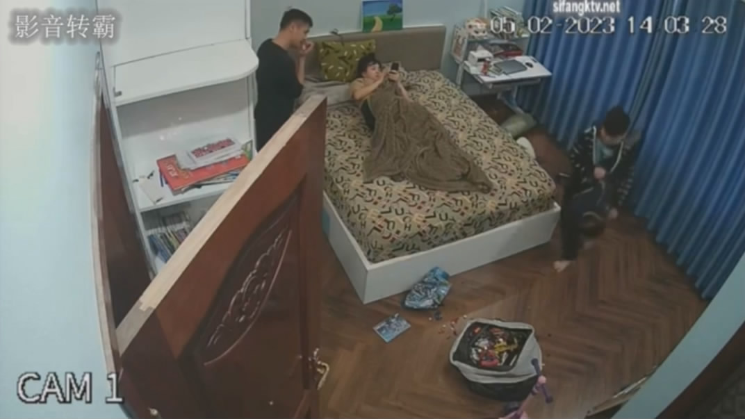 黑客破解家庭网络摄像头偷拍 年轻夫妻热身浑身欲火终于等到儿子去上学了关上房门好好干一场