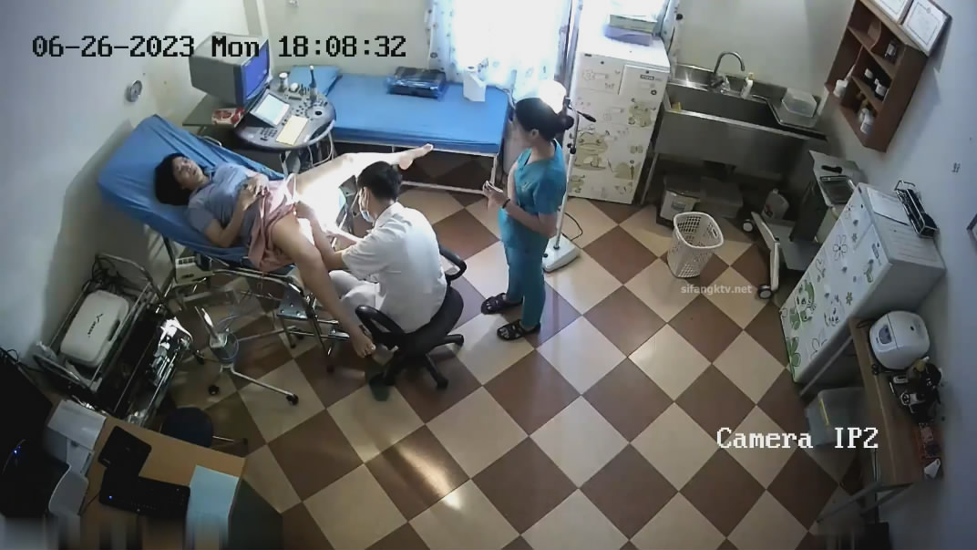 新流出❤️黑客破解摄像头偷拍医院妇科检查手术男医生貌似故意用力搅痛到妹子面部扭曲爬不起来