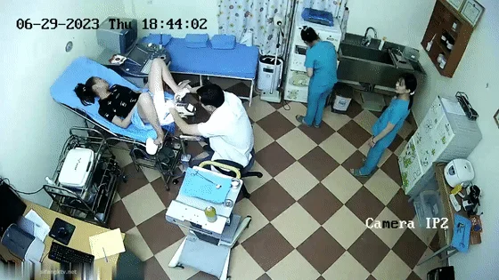 新流出❤️黑客破解摄像头偷拍医院妇科检查手术男医生貌似故意用力搅痛到妹子面部扭曲爬不起来