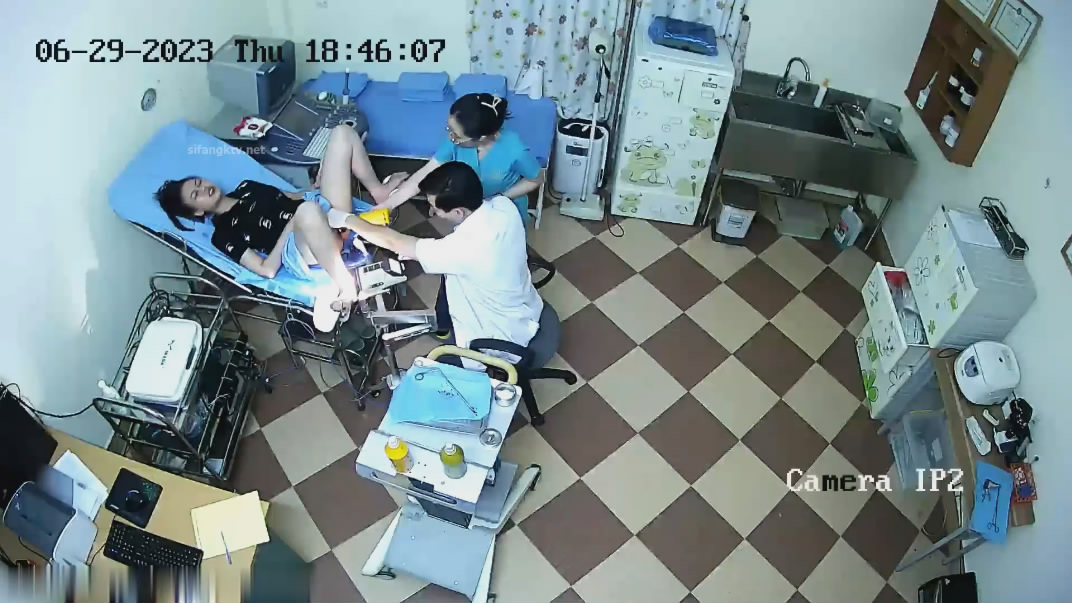 新流出❤️黑客破解摄像头偷拍医院妇科检查手术男医生貌似故意用力搅痛到妹子面部扭曲爬不起来