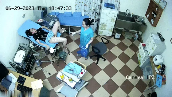 新流出❤️黑客破解摄像头偷拍医院妇科检查手术男医生貌似故意用力搅痛到妹子面部扭曲爬不起来
