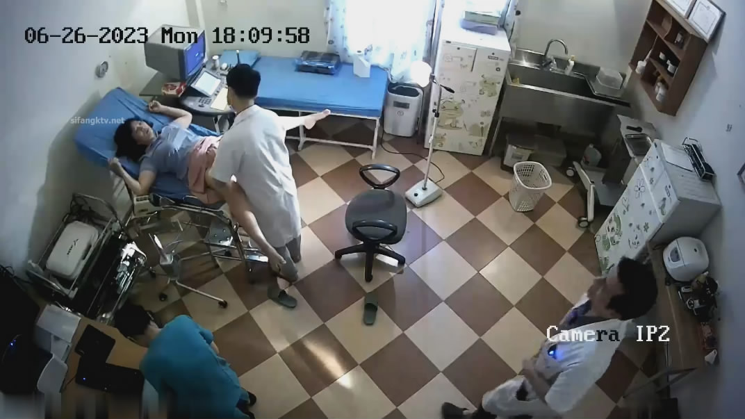 新流出❤️黑客破解摄像头偷拍医院妇科检查手术男医生貌似故意用力搅痛到妹子面部扭曲爬不起来