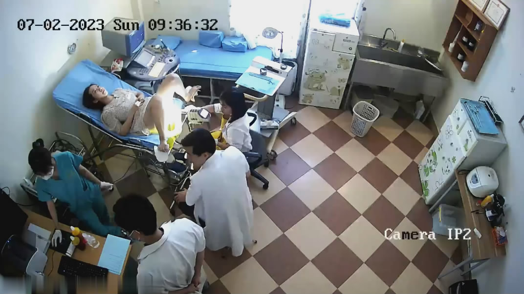 新流出❤️黑客破解摄像头偷拍医院妇科检查手术男医生貌似故意用力搅痛到妹子面部扭曲爬不起来