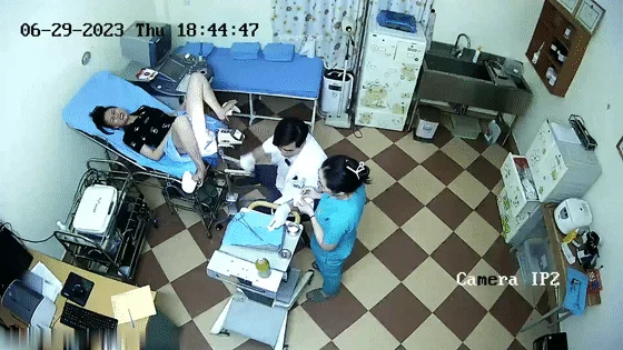 新流出❤️黑客破解摄像头偷拍医院妇科检查手术男医生貌似故意用力搅痛到妹子面部扭曲爬不起来