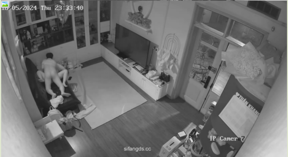 黑客破解网络摄像头偷拍❤️豪宅里的的富姐晚上散步回来被老公沙发草到地板