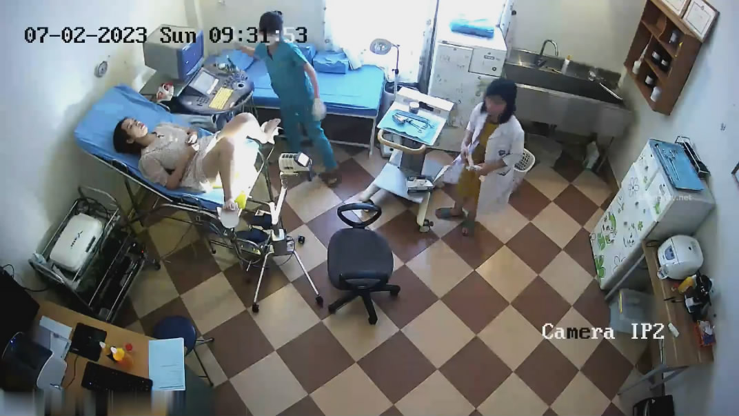新流出❤️黑客破解摄像头偷拍医院妇科检查手术男医生貌似故意用力搅痛到妹子面部扭曲爬不起来