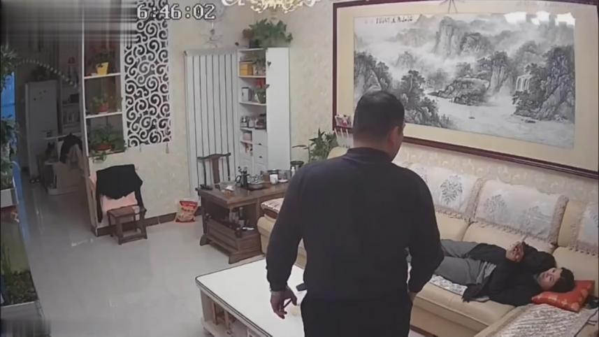 前段时间很火的山东淄博 杨金光性侵儿媳门事 儿子敲锣当街骂爹