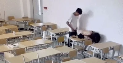 【门事件】某大学情侣趁教室无人来一炮❤️艹逼抠逼舔逼一应俱全，男的太会玩了！