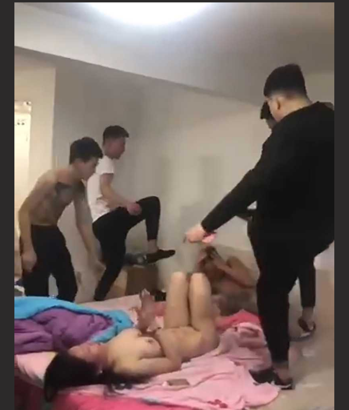 精神小伙捉奸！女友出轨好兄弟被捉奸在床 众人对好兄弟大打出手 然后让纹身小哥强奸自己女友！