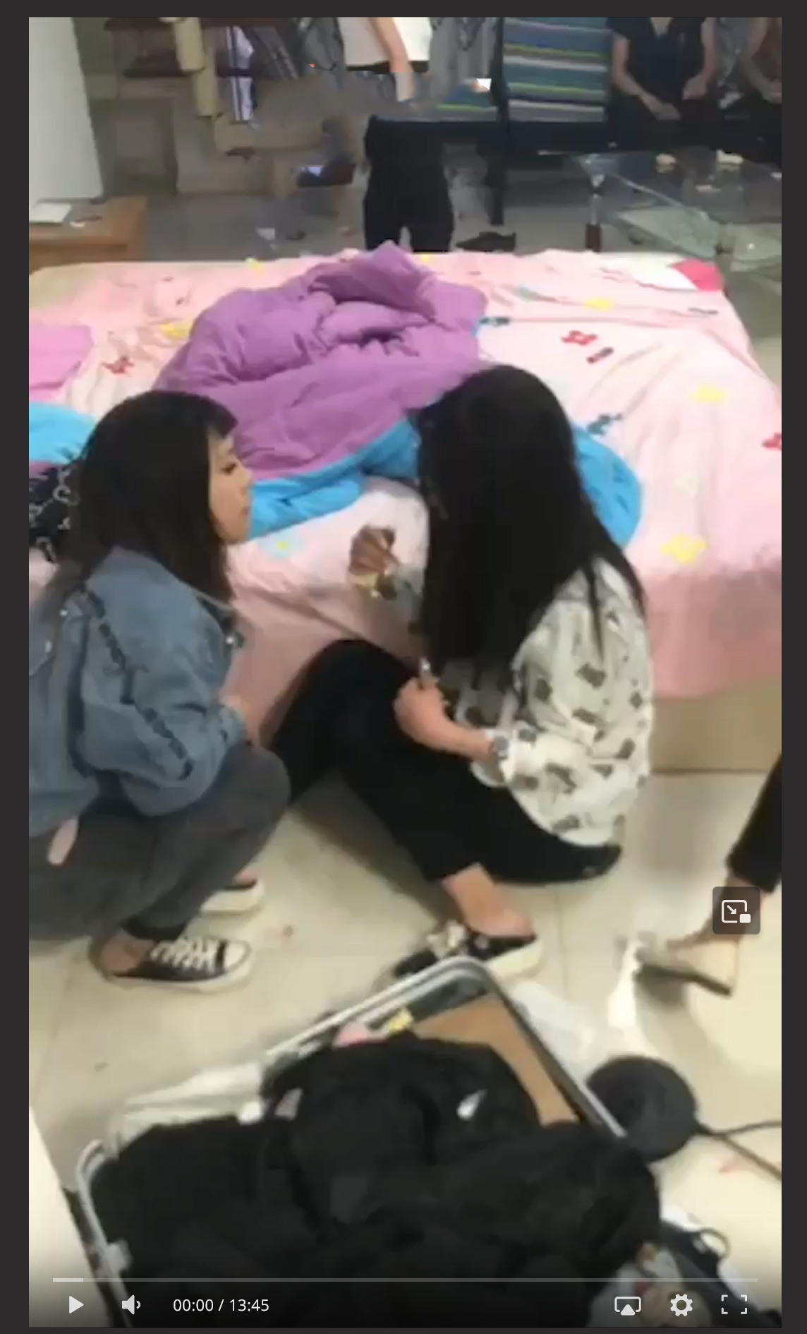 精神小伙捉奸！女友出轨好兄弟被捉奸在床 众人对好兄弟大打出手 然后让纹身小哥强奸自己女友！