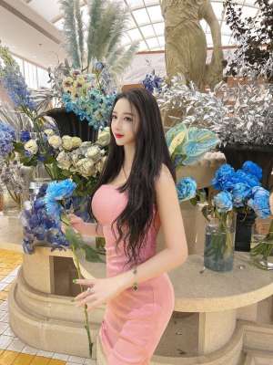 “好硬！你不要顶，我在上面我做主，啊啊~进去了太大了受不了”小骚货好会吃鸡吧 当然回报就是猛怼骚逼