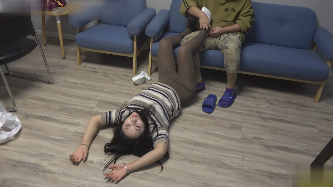暗网流出私人定制奸S大片 为特殊变态嗜好客户提供全裸丝袜女S sm各种姿势口爆
