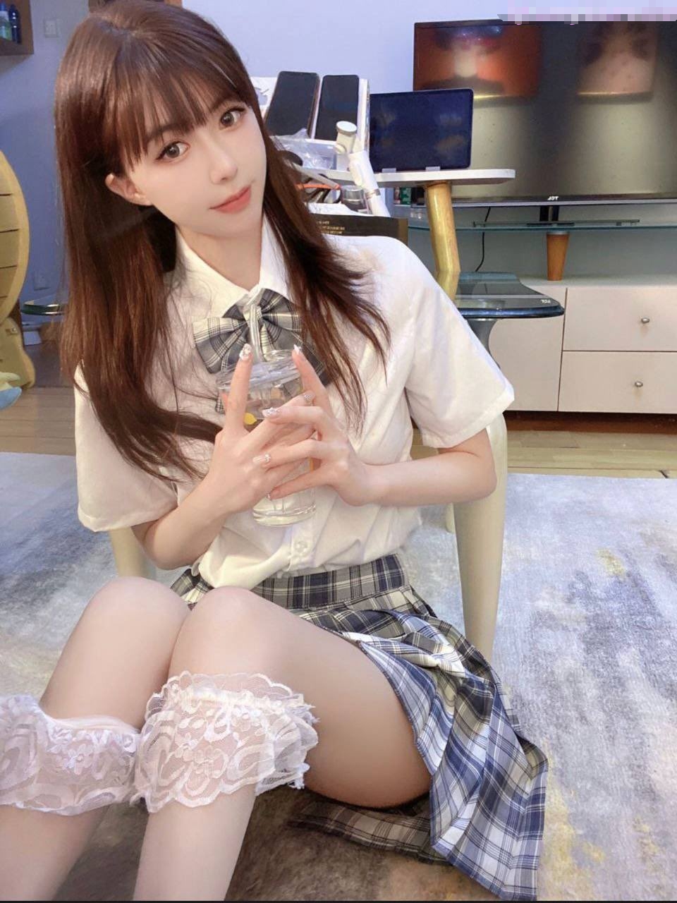 舞蹈系女神学生制服爆草颜射 一字马插入 想做一个安分守己的女人，又想体验疯狂的快感
