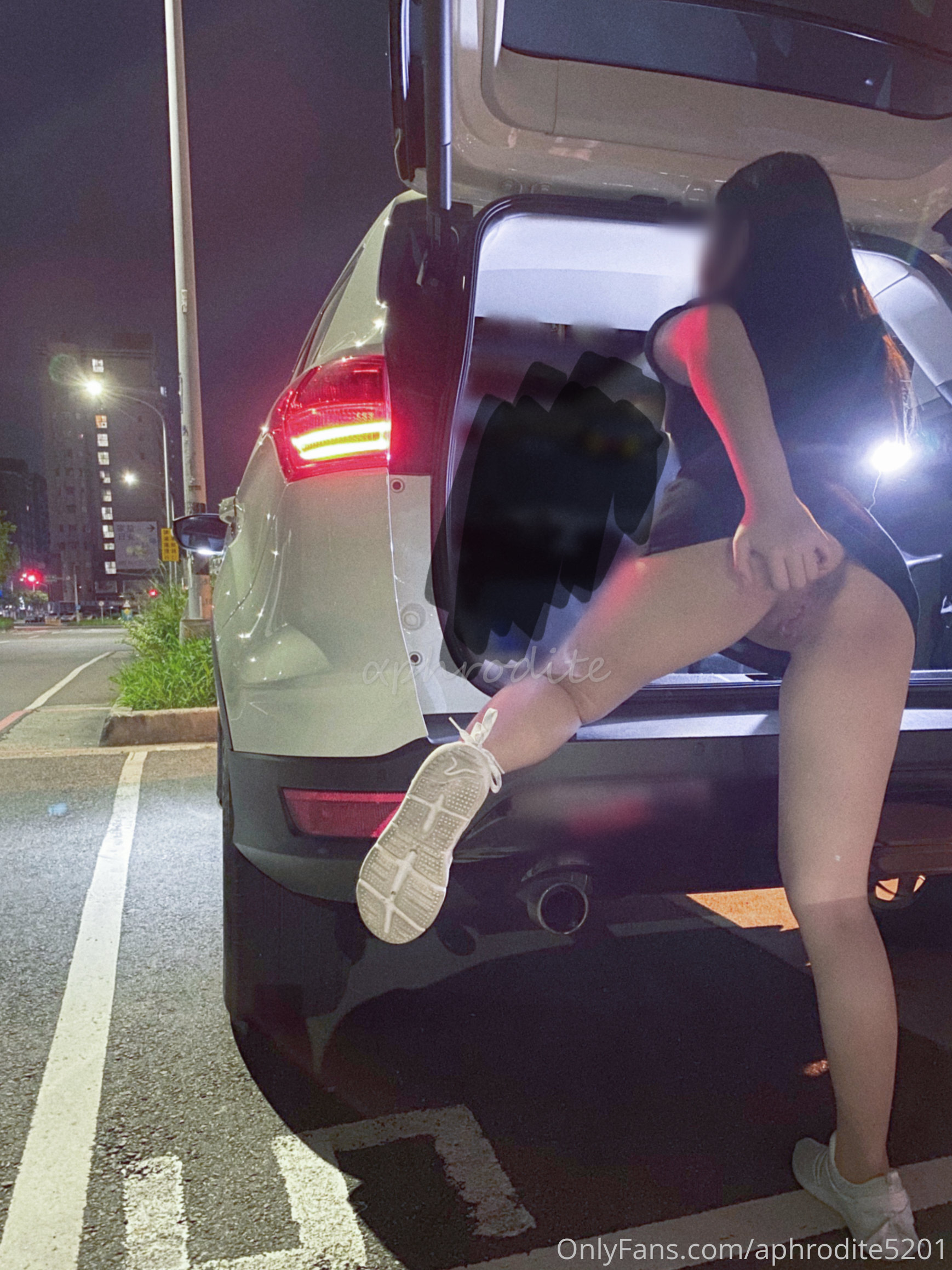 公司楼下的停车场最适合车震办公室高冷女神，平时一脸生人勿进的样子，操起B来比谁都骚