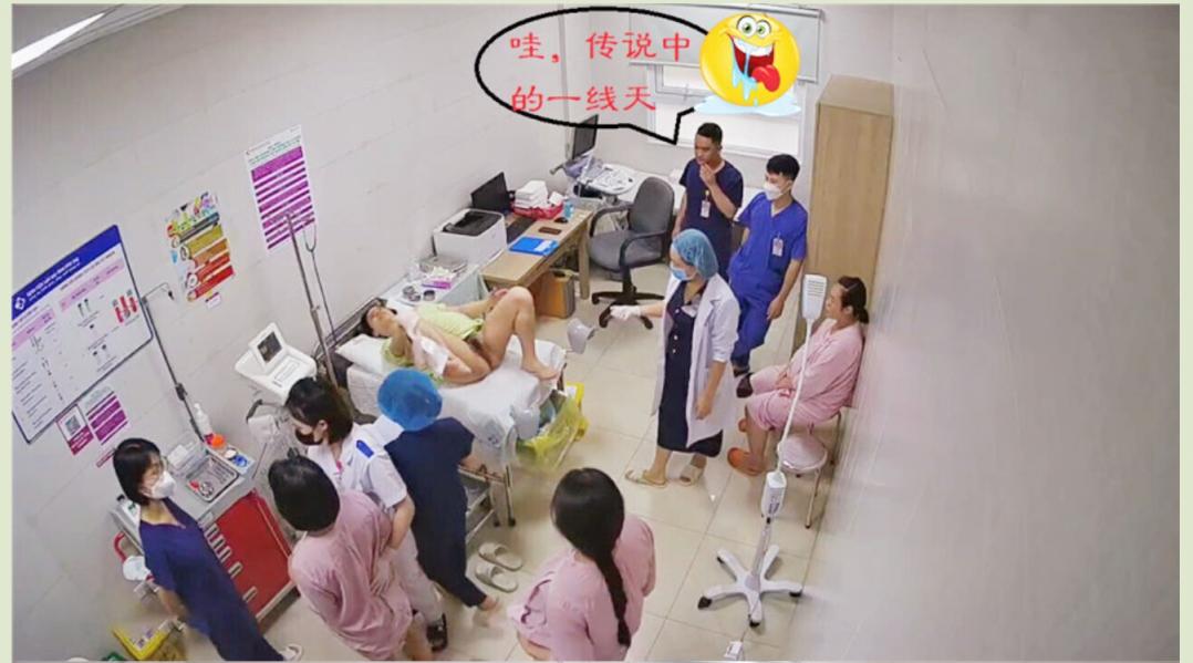 妇产科监控破解一群孕妇排队脱掉内裤躺在床上岔开腿做检查⭐旁边两个猥琐的男实习生一边看一边窃窃私语讨论