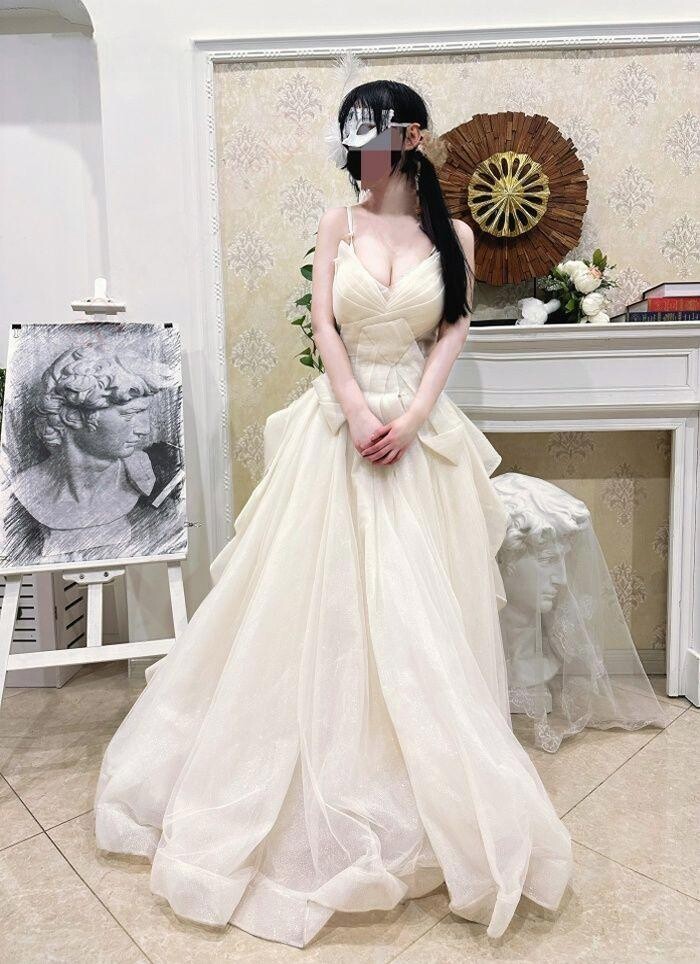 婚礼前夜，新娘穿婚纱求S调教，丈夫尾随发现