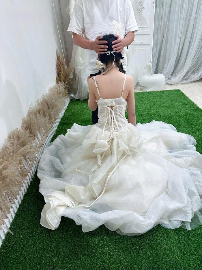 婚礼前夜，新娘穿婚纱求S调教，丈夫尾随发现