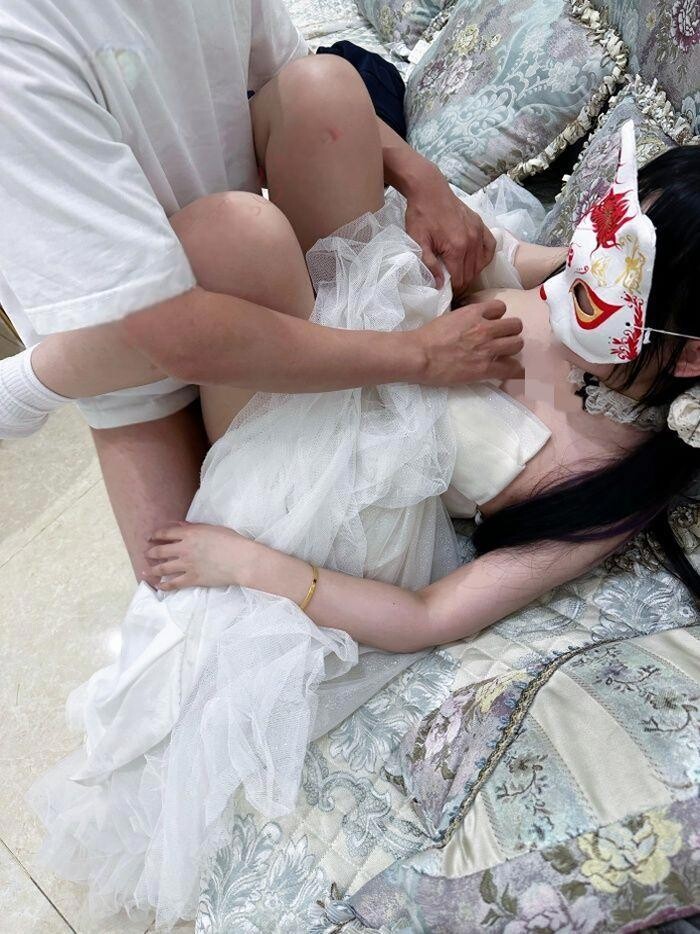 婚礼前夜，新娘穿婚纱求S调教，丈夫尾随发现