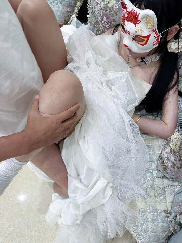 婚礼前夜，新娘穿婚纱求S调教，丈夫尾随发现