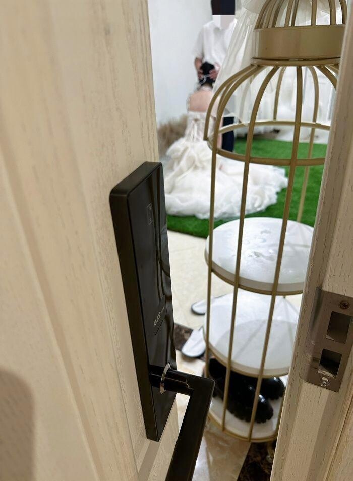婚礼前夜，新娘穿婚纱求S调教，丈夫尾随发现